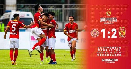 我们仍然会回忆起那些身体的冲动时刻，比如童年的邹桥突然抱住了电视机，亦或是父亲突然抱住了试图向他出拳的孩子。