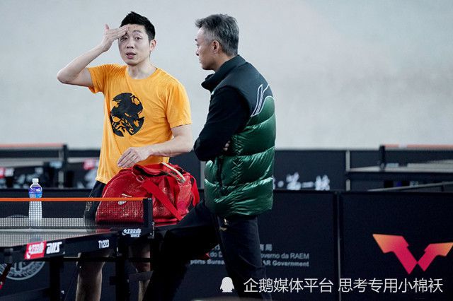 一身黑衣亮相的李宇春为现场的观众演唱了新歌，现场的观众也赞叹李宇春酷劲十足。