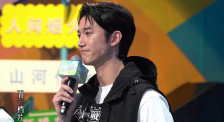 唐嫣红裙露香肩获专人护驾 边走边撩发姿态妩媚 2016-12-01 近日，唐嫣一袭红