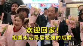电影《角斗士》剧照康莫迪乌斯也不只是单纯的疯狂与偏执，他被自卑感与恐惧感吞噬，父亲和姐妹露西拉的爱，于他而言就像手中沙，越握紧越流失。